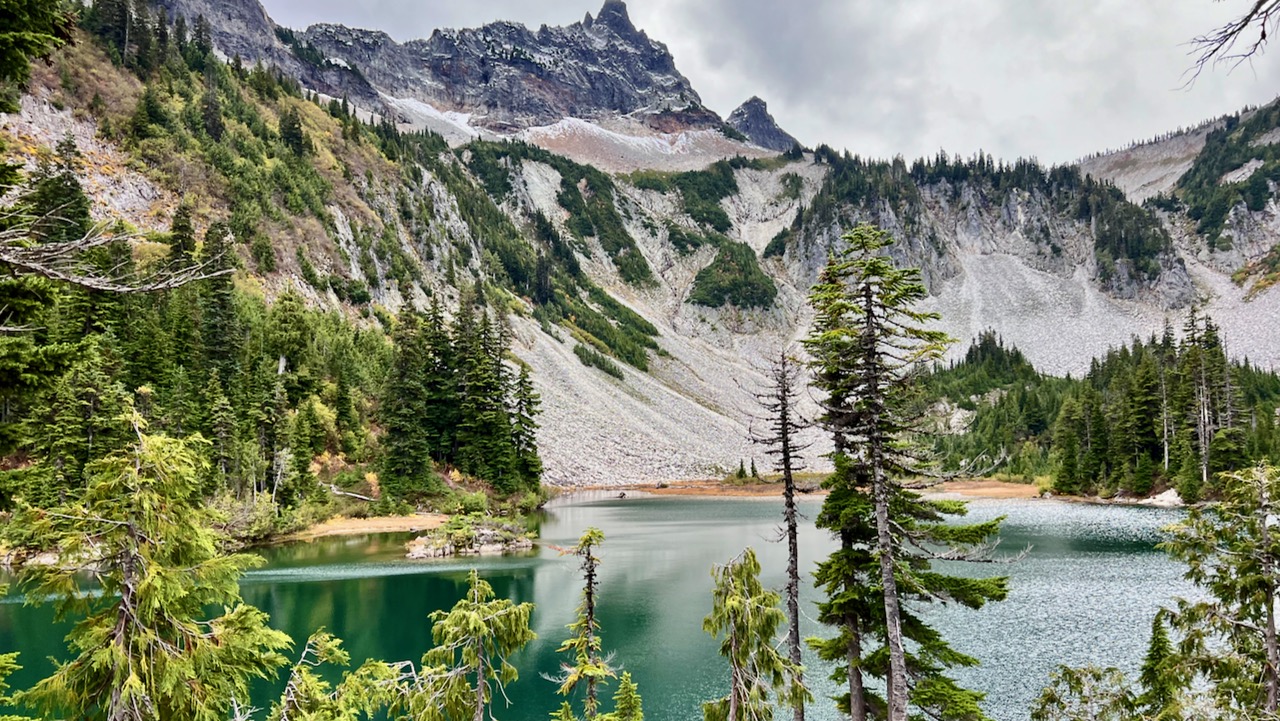 Nature's Canvas Unveiled: A Rain-Kissed Journey on Bench and Snow Lakes Trail